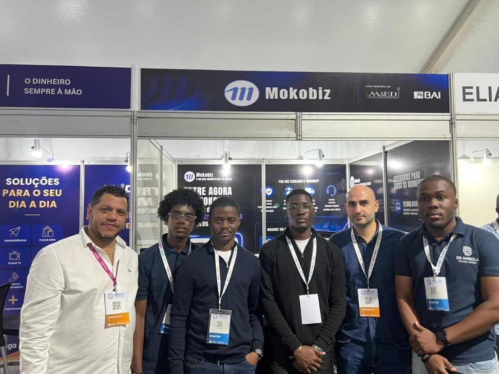 Representantes seniores da Africell e equipa técnica partilhando visões no Angotic