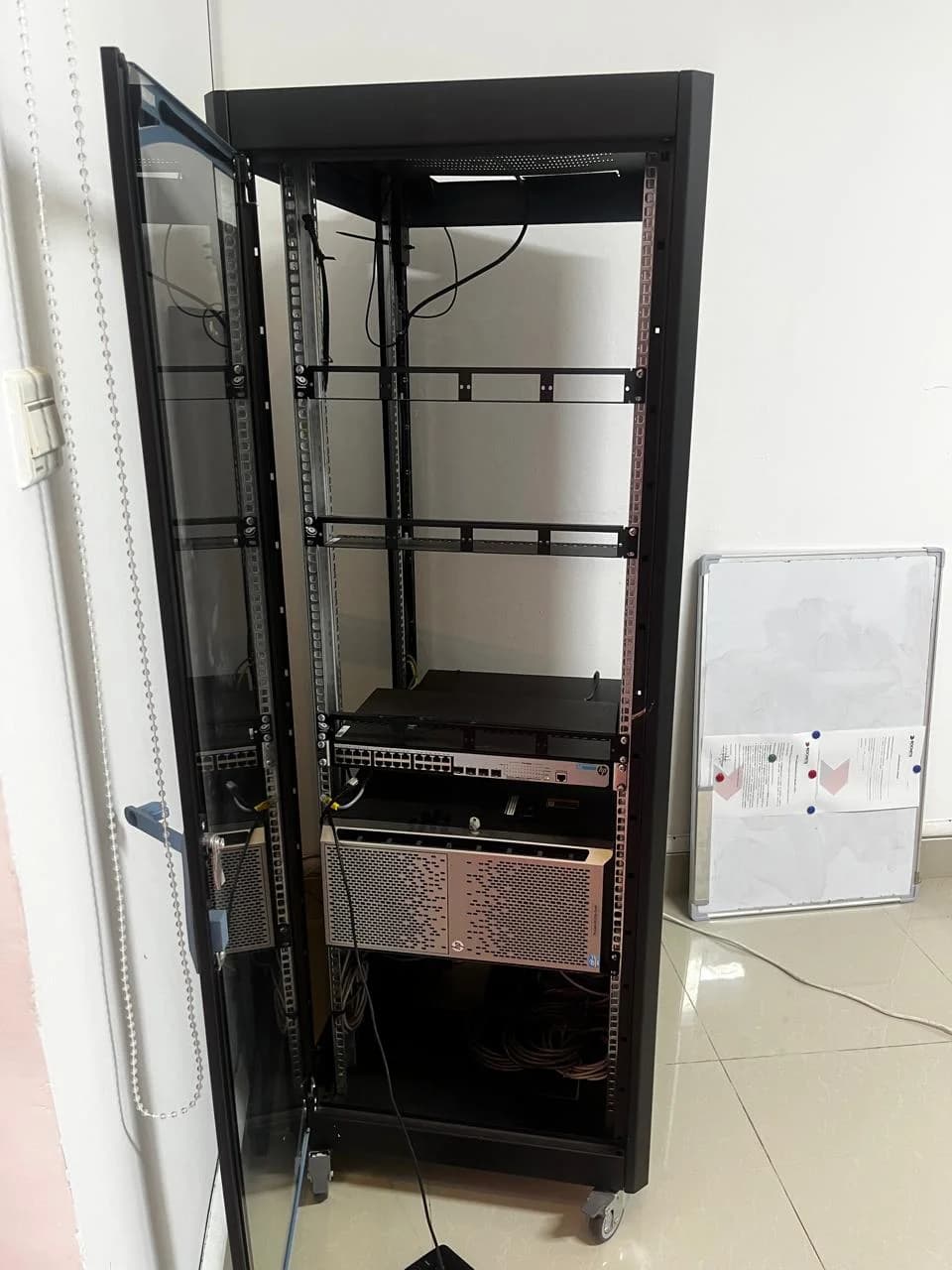Vista geral do rack com equipamentos colocados.