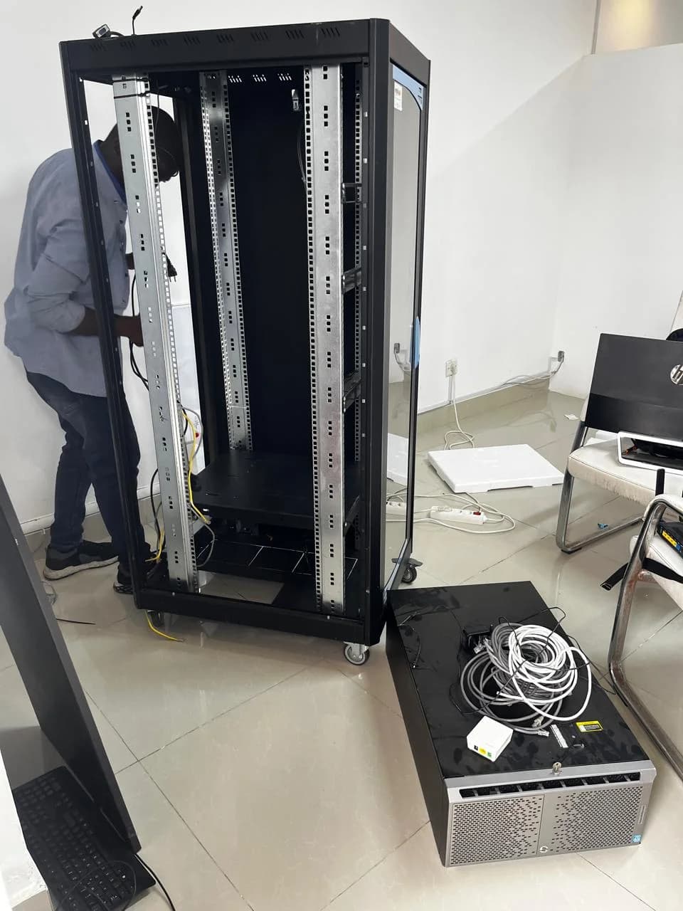 Preparação do rack e dos equipamentos durante a implementação.